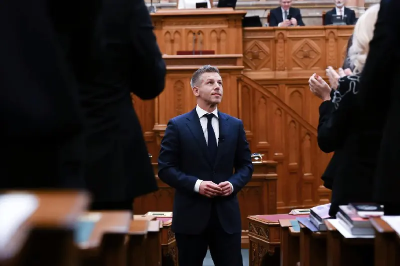 El presidente húngaro firma ley que implica su destitución este lunes
