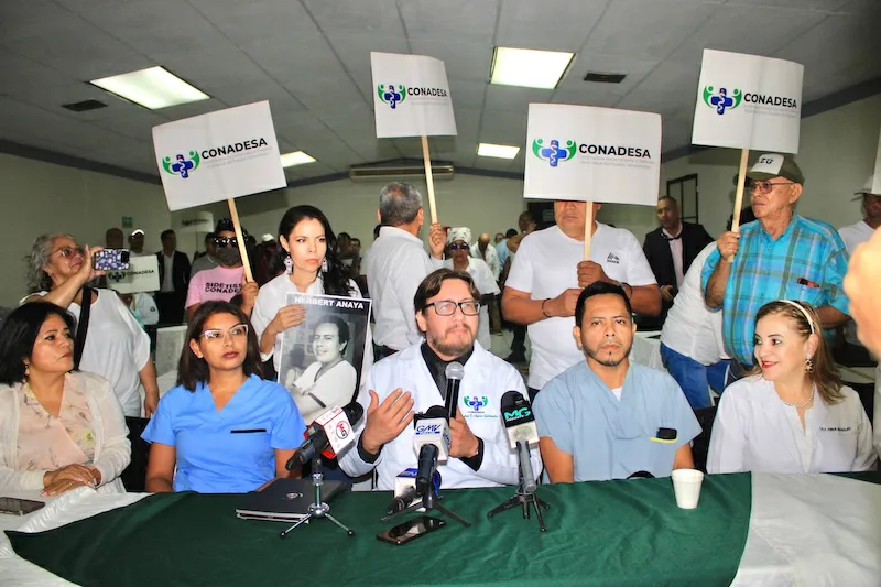 Rafael Aguirre se inscribe como precandidato presidencial en el FMLN respaldado por organizaciones