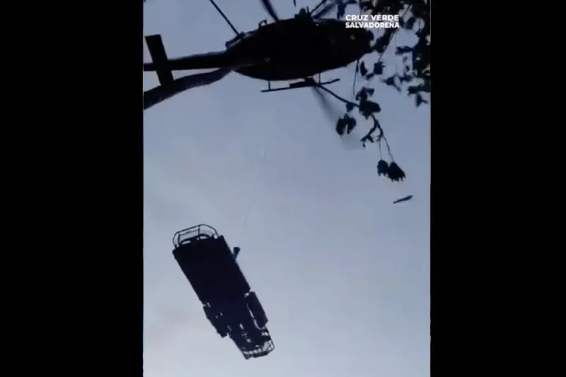 Rescatan por vía aérea a excursionista lesionado en el bosque de Cinquera en Cabañas