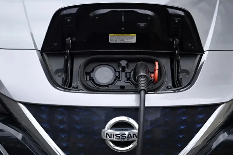 La subida de la gasolina y la guerra con Irán encarecen autos eléctricos usados en EE.UU.