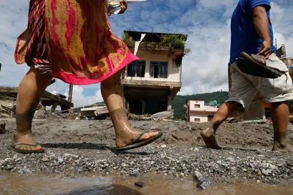 Inundación en Nepal eleva los muertos a más de 350 muertos