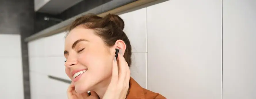 El uso de auriculares de botón aumenta el riesgo de lesiones auditivas y acúfenos, según expertos
