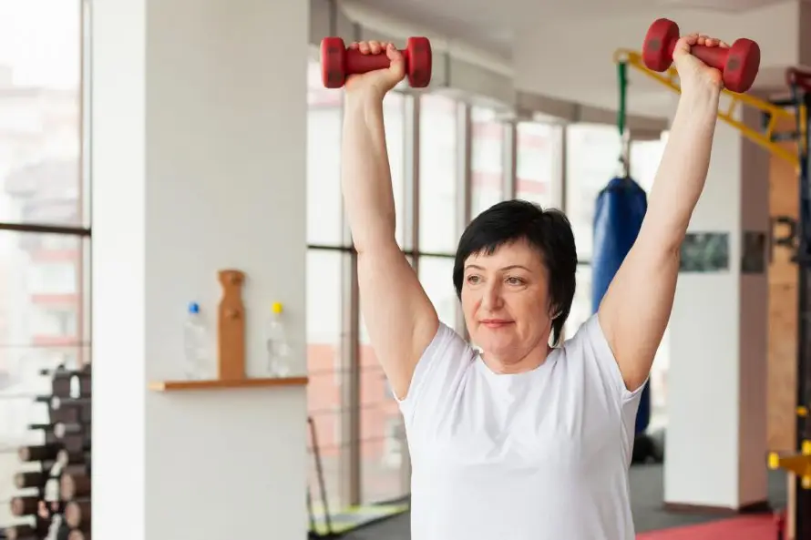 El entrenamiento de fuerza activa respuestas biológicas clave en los huesos de mujeres posmenopáusicas