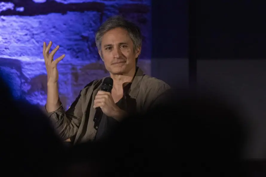 Gael García Bernal presenta “Hombre al agua”, una comedia sobre clase e identidad latinoamericana