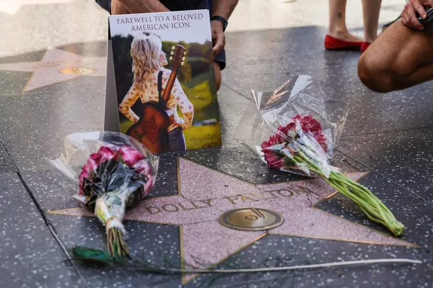 Reparan la estrella de Dolly Parton en el Paseo de la Fama, tras ser vandalizada
