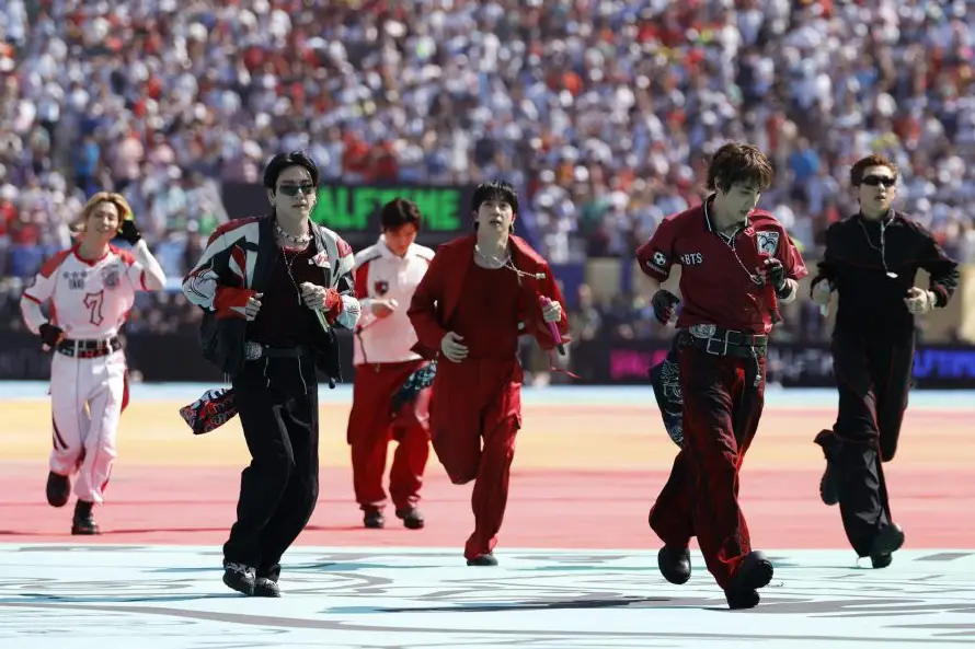 V, de BTS, revela un grave problema de audición en medio de gira mundial