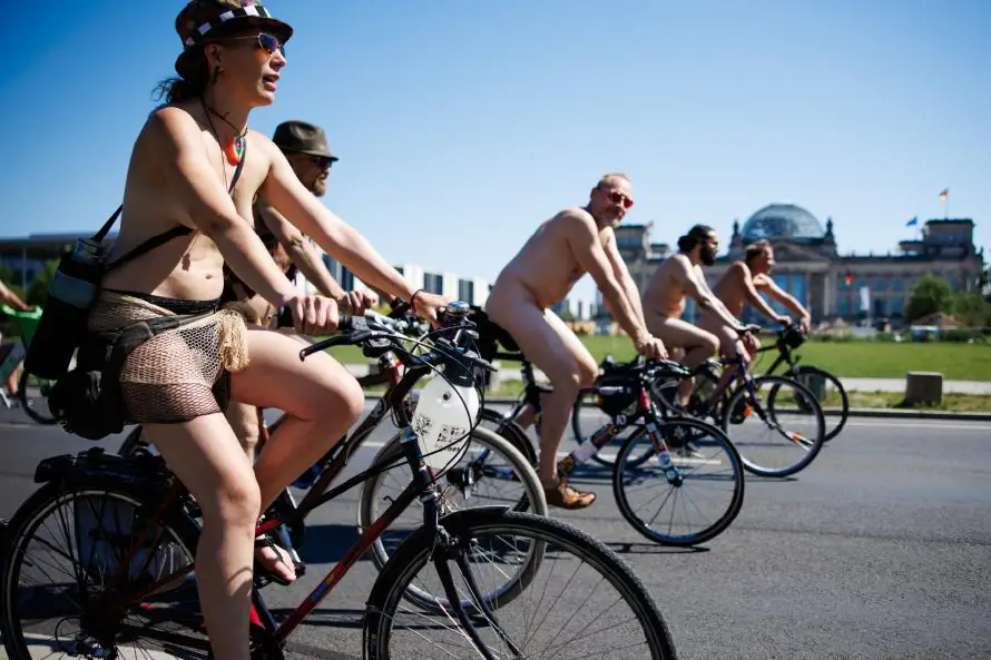 Unos 500 ciclistas desnudos recorrieron Berlín para promover el nudismo