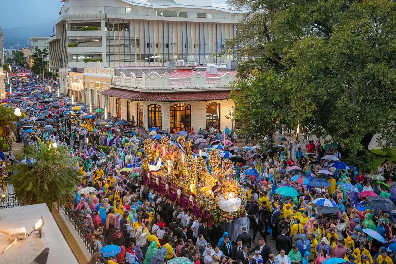 Fotos: miles de feligreses desafían lluvia y calor en la tradicional bajada del Divino Salvador del Mundo