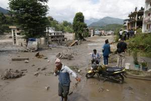 Suben a 95 los muertos y 600 desaparecidos en Nepal tras inundación