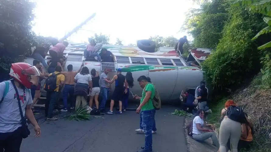 Autobús vuelca y choca contra un poste: nueve personas lesionadas en calle Comasagua