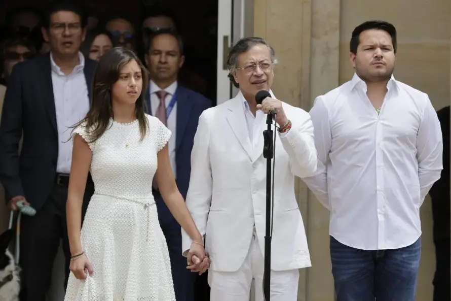 Petro deja presidencia de Colombia tras cuatro años
