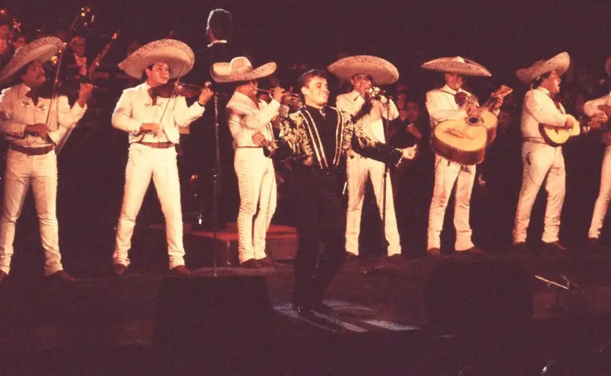 Película exhibe imágenes inéditas de Juan Gabriel, a 10 años de su muerte