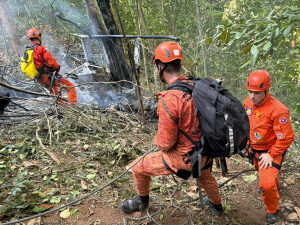 Cuatro personas mueren tras estrellarse un helicóptero en área boscosa de Río de Janeiro