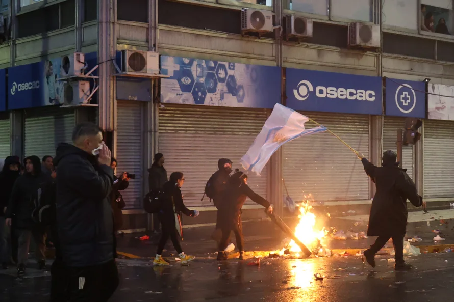 Protesta contra proyecto de Milei sobre propiedad privada termina con represión policial