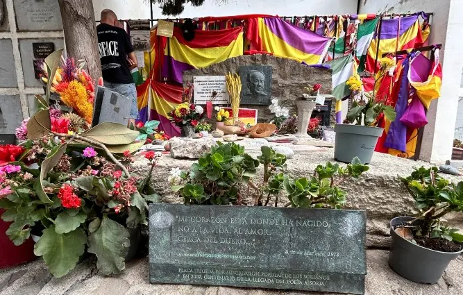 Antonio Machado, el vecino ilustre de Francia que nunca está solo en su tumba