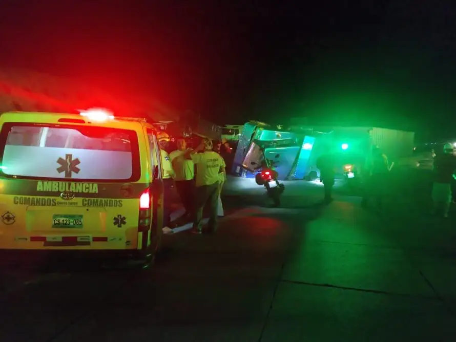 Una rastra vuelca en carretera Los Chorros y deja dos lesionados