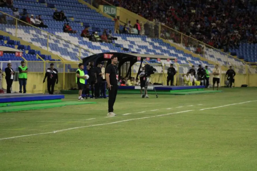 Adrián Sánchez, técnico de FAS, denuncia amenaza del árbitro tras polémico penal ante Municipal