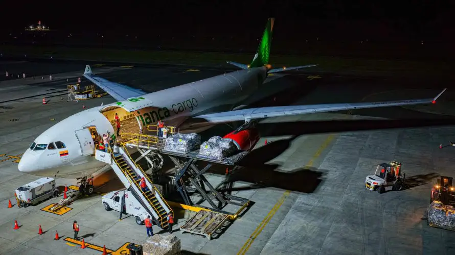 Parte primer avión con 51 toneladas de ayuda humanitaria salvadoreña para afectados por terremotos en Colombia