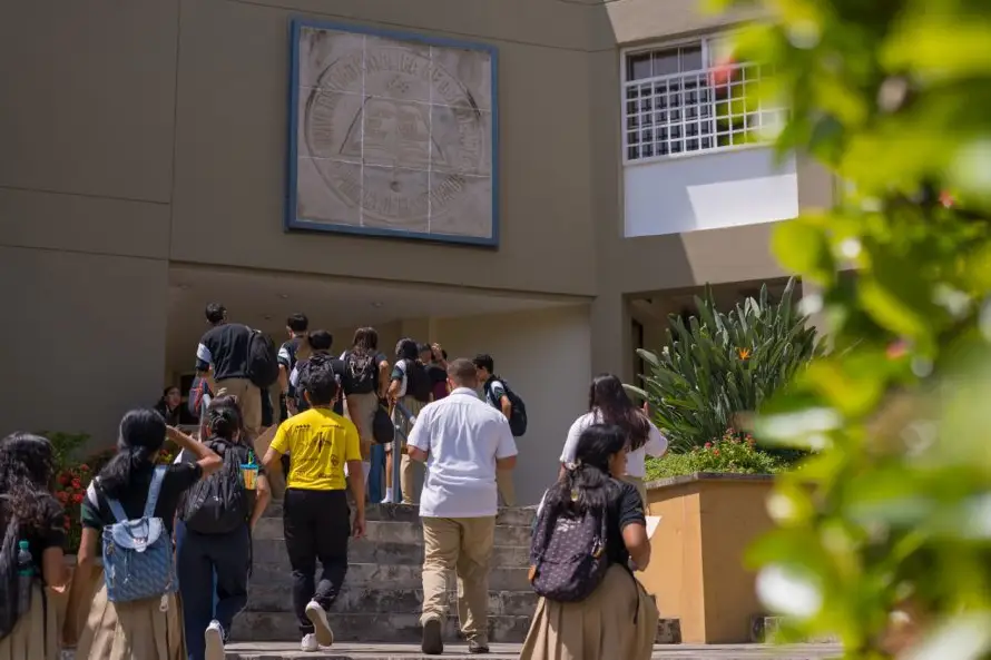 200 bachilleres de Santa Ana exploran su futuro en UNICAES