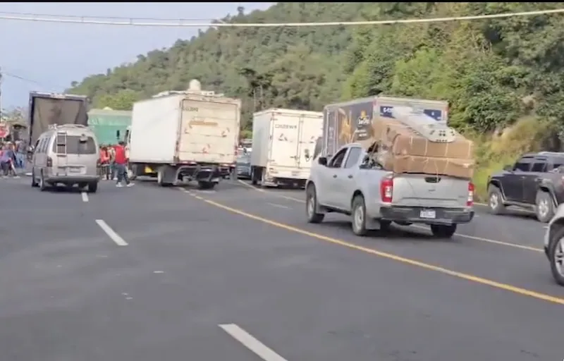 Transportistas bloquean carreteras de Guatemala por precio de combustibles