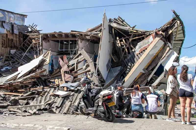 Terremoto en Colombia deja más de 130 muertos, hospitales desbordados y toques de queda  