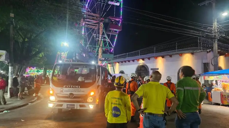 Rescatan a 19 personas tras quedar atrapadas en rueda “Chicago” en Izalco