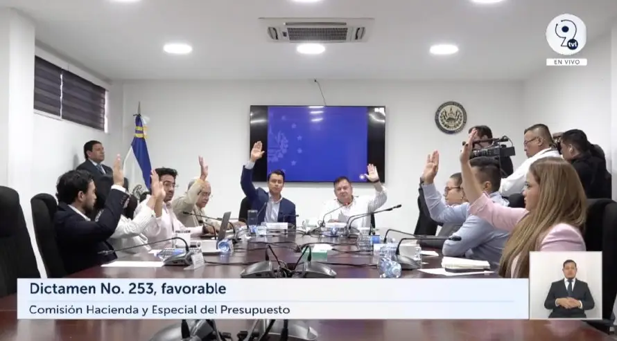 Incorporan $137,000 donados del BCIE para becas Bicentenario de $1,000 por año a estudiantes de tercer ciclo