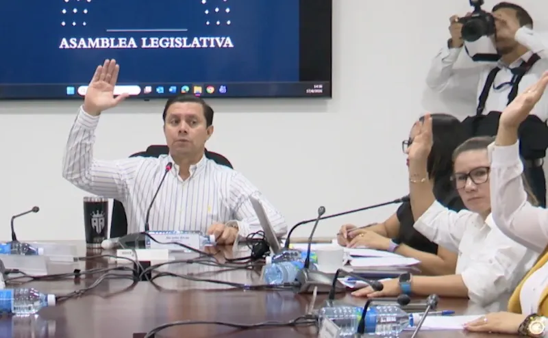Aprueban informes de labores de Salud, MAG y MARN sin citar a los ministros