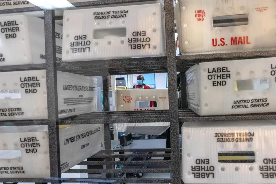 Fiscales demandan al Servicio Postal de los EEUU por nueva regla sobre el voto por correo