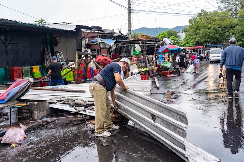 Alcaldía de San Salvador Centro retira mil puestos alrededor del Mercado Central