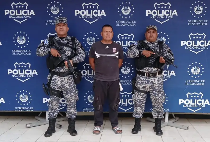 Detienen a hombre que confesó el asesinato de una mujer en Santa Ana