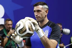El Dibu Martínez en el limbo y podría perder la titularidad en el Aston Villa