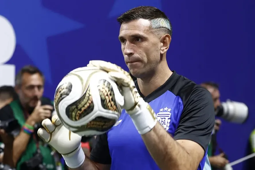 El Dibu Martínez en el limbo y podría perder la titularidad en el Aston Villa