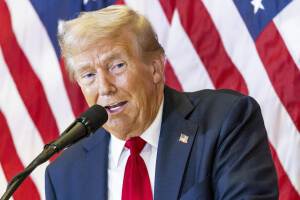 Trump dice que sondeos muestran que es "seis veces más popular" que Lincoln o Washington