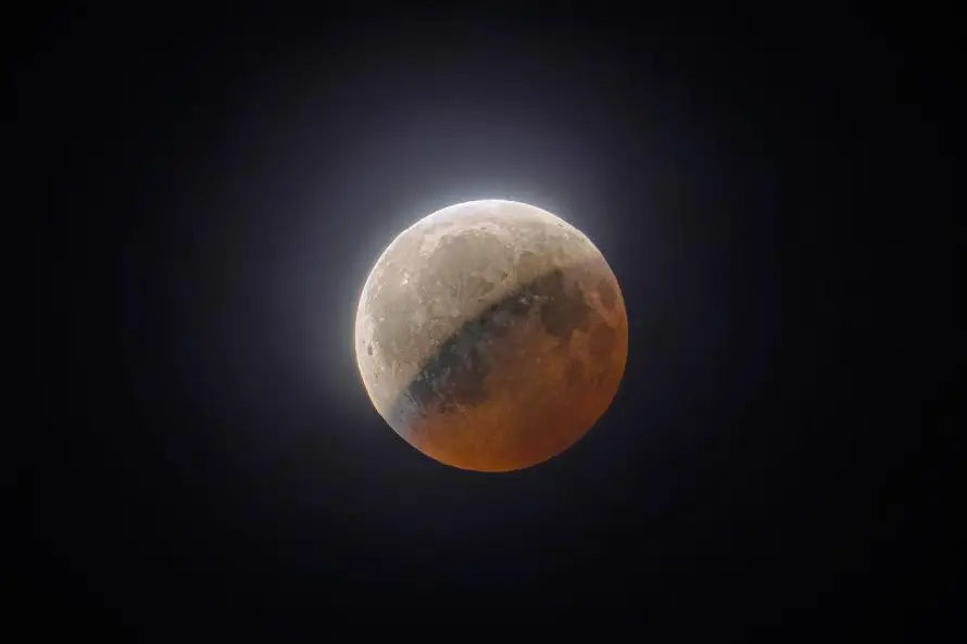 FOTOS: así lució el eclipse lunar parcial en el cielo salvadoreño