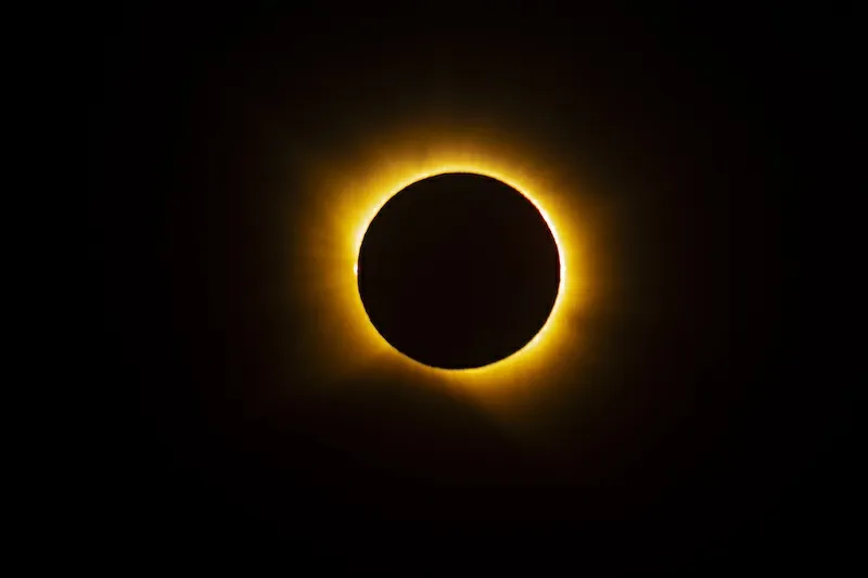 El eclipse total de Sol sume a más de la mitad de España en una profunda e histórica oscuridad