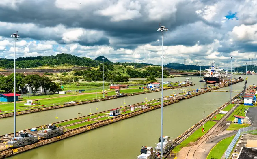 El Canal de Panamá limita el tránsito de buques por el descenso de las precipitaciones a causa de El Niño