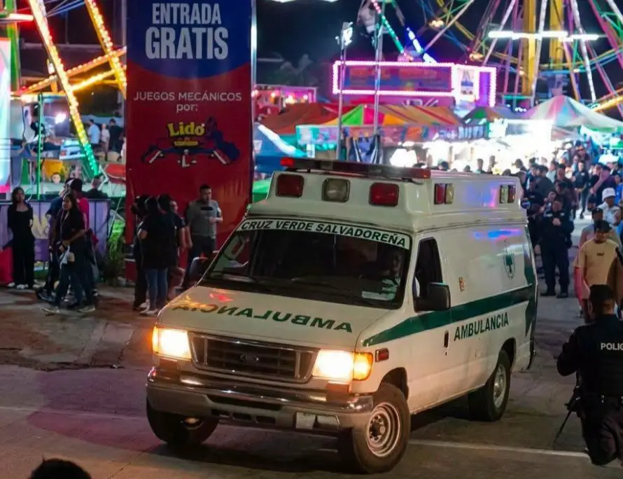 Joven resulta lesionado tras caer de una atracción mecánica en Ciudad Merliot