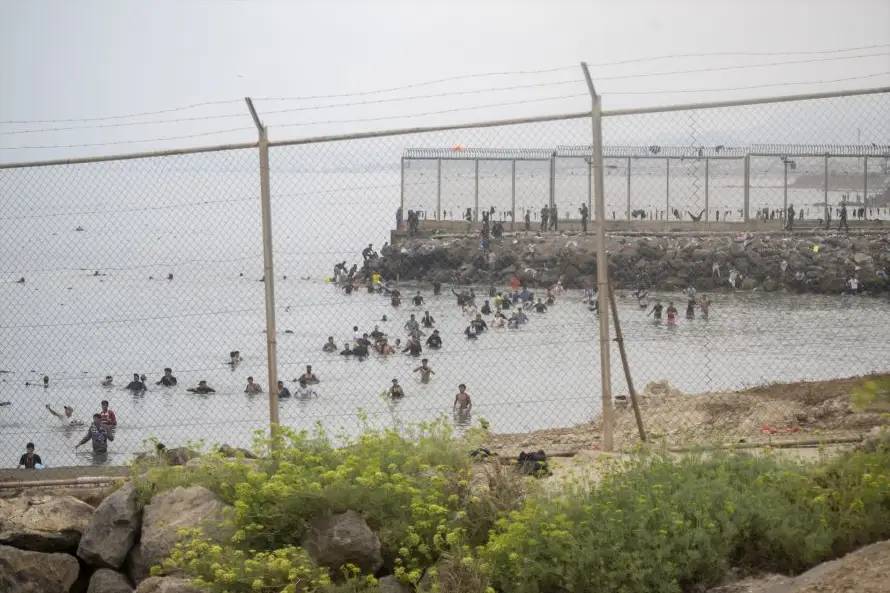 España devuelve a Marruecos 70,000 migrantes tras crisis en Ceuta