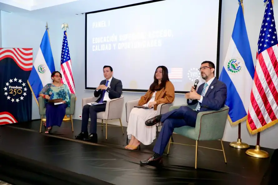 Más de 75 exbecarios de EE. UU. se reúnen en foro sobre educación y prosperidad regional