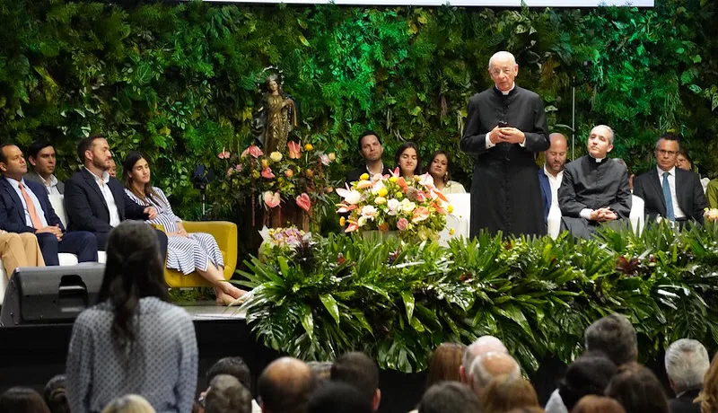 "A pesar del sufrimiento podemos ser felices", le dice Prelado del Opus Dei a familias salvadoreñas