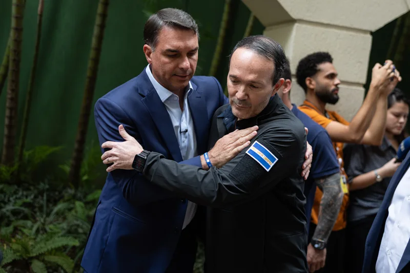 Flávio Bolsonaro promete 500,000 cupos carcelarios en Brasil tras reunión con Villatoro
