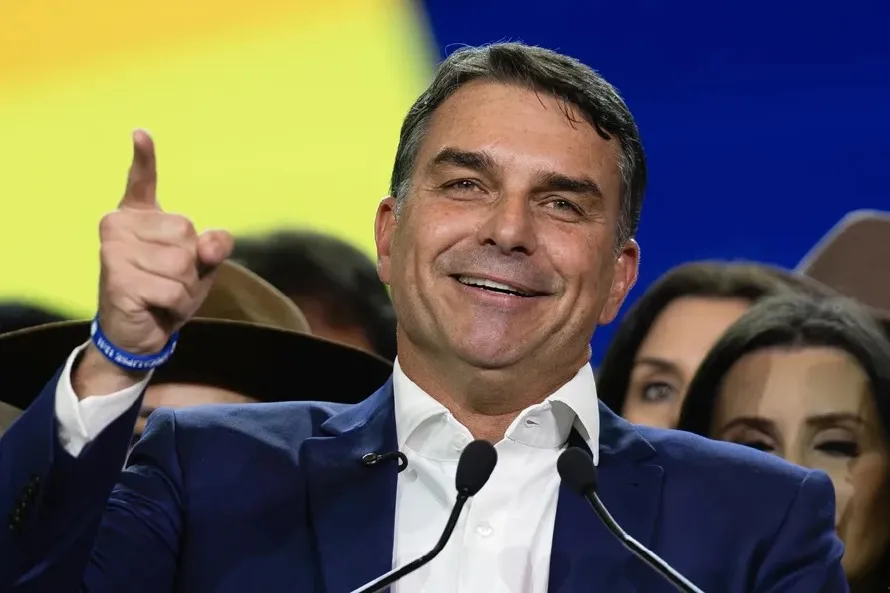 Flávio Bolsonaro propone cárceles inspiradas en El Salvador y acercamiento a EEUU