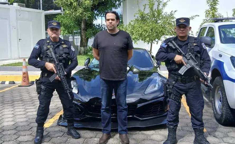 Se entrega conductor del auto deportivo involucrado en la muerte de motociclista según PNC
