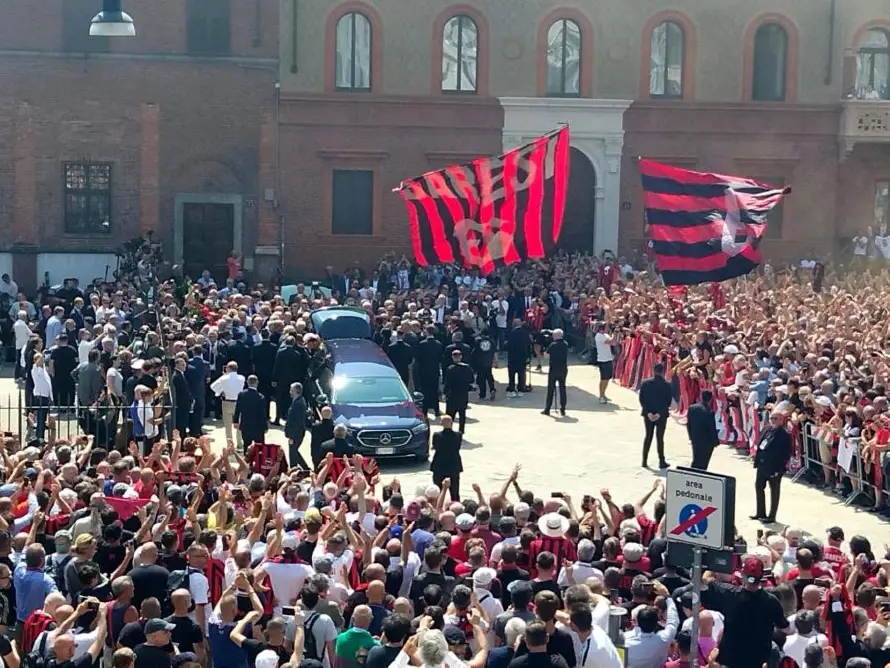 "Ciao capitano": una multitud emocionada despide en Milán a Franco Baresi
