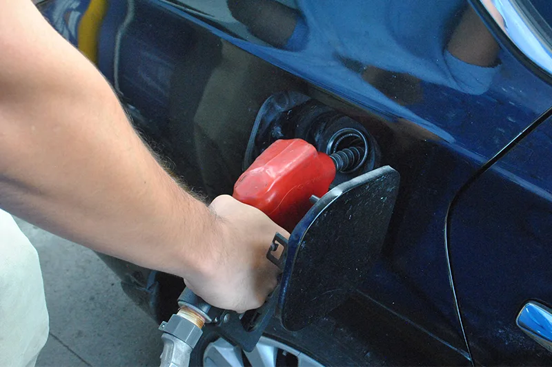 El Salvador importa menos gasolinas y diésel, pero paga 26.2 % más