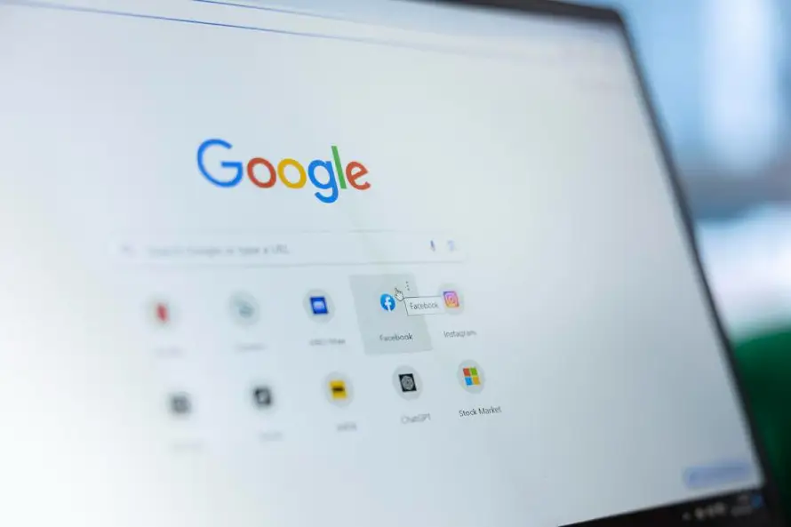 ChatGPT lidera descargas de IA mientras Gemini gana terreno