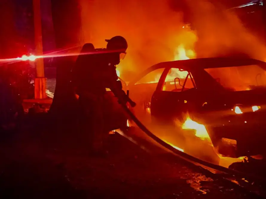 Un vehículo fue consumido en un incendio la madrugada de este viernes