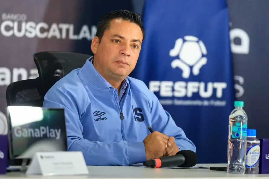 Fesfut presenta al colombiano Héctor Cárdenas como nuevo técnico de la Selecta Sub-17