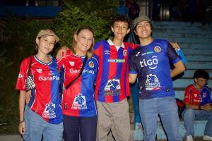 Aficionados de FAS y Municipal pintan de rojo y azul el Cuscatlán por la Copa Centroamericana